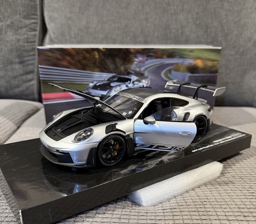 Minichamps 992 911 - 1/18,